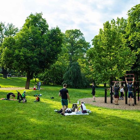 Apartman S Balkonem U Parku & 15 Minut Do Centra Brno Bagian luar foto