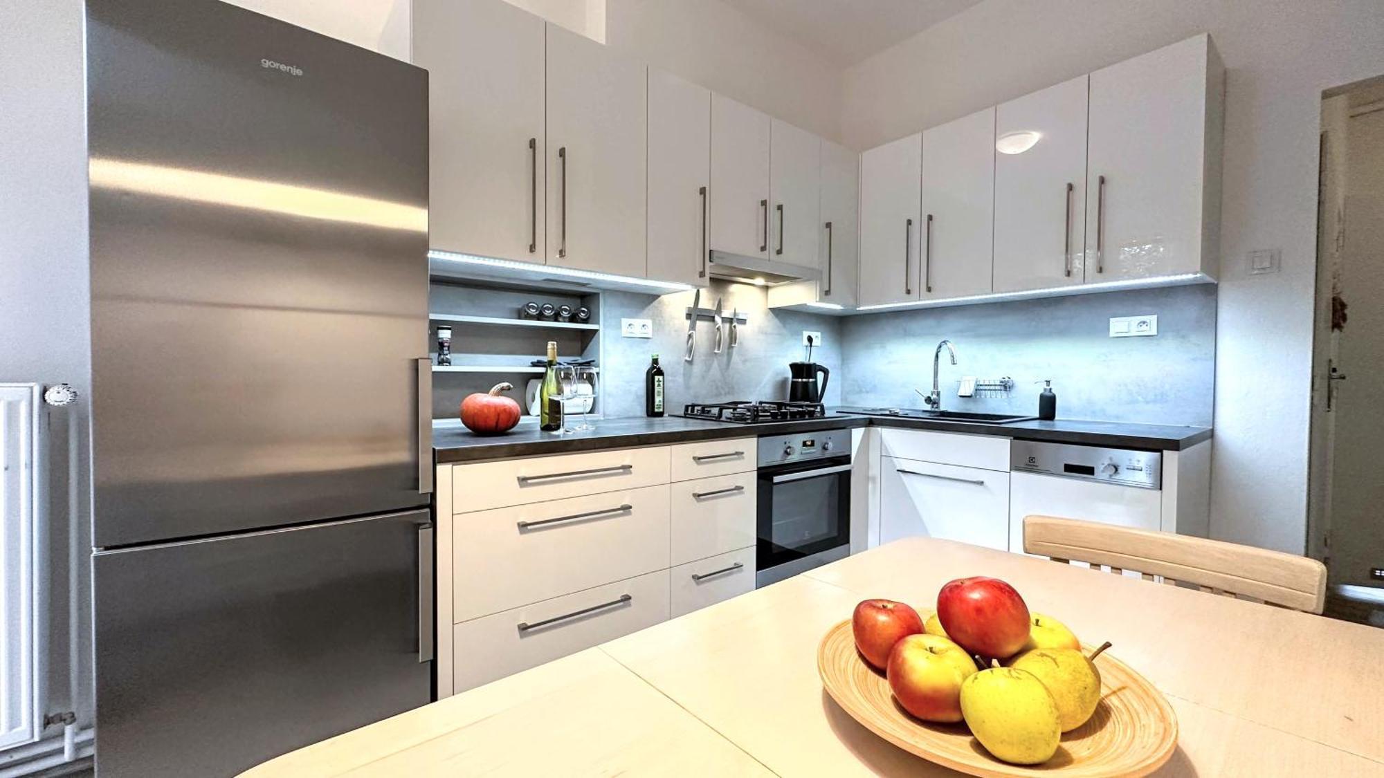 Apartman S Balkonem U Parku & 15 Minut Do Centra Brno Bagian luar foto