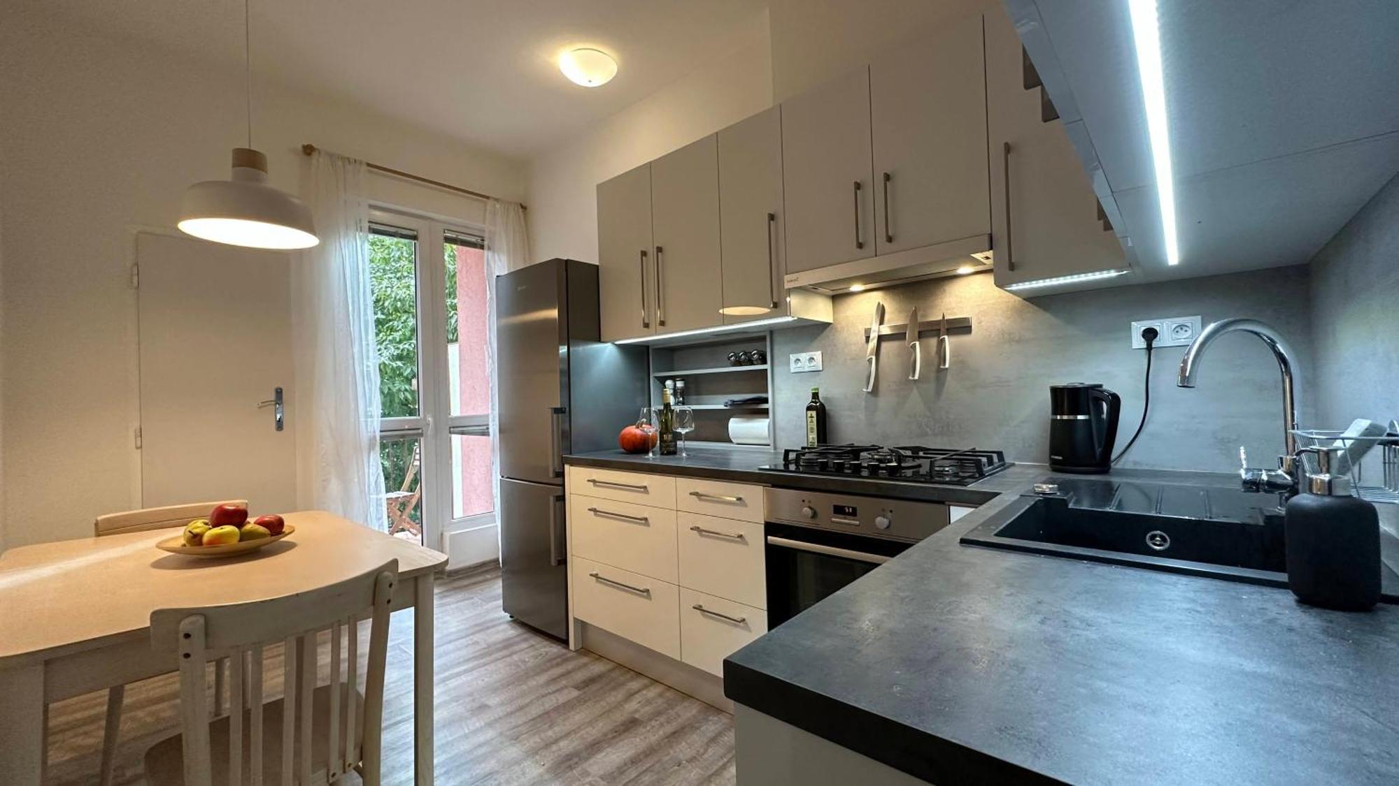 Apartman S Balkonem U Parku & 15 Minut Do Centra Brno Bagian luar foto